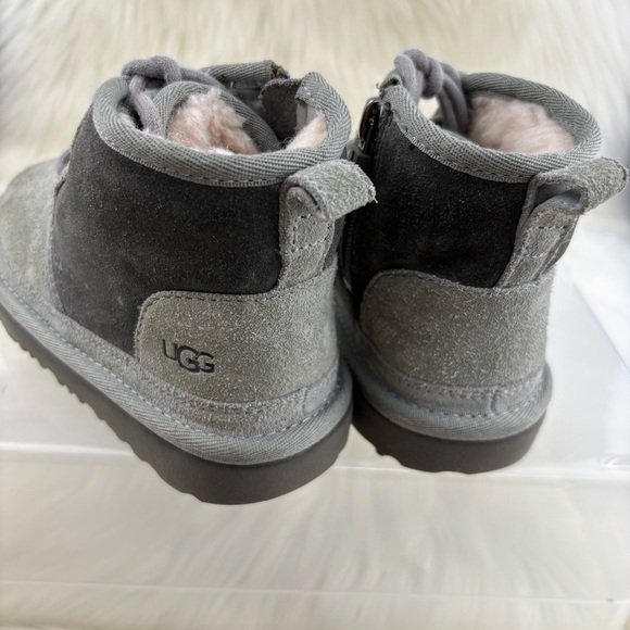 UGG CHUNKKA Kids Charcoal Suede Boots - Picture 4 of 9